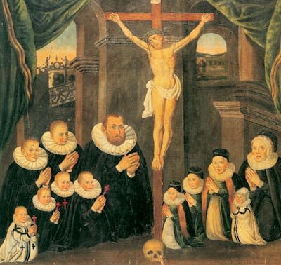 Pintura en la que se ve a una familia de la Edad Moderna alrededor de un Cristo crucificado.