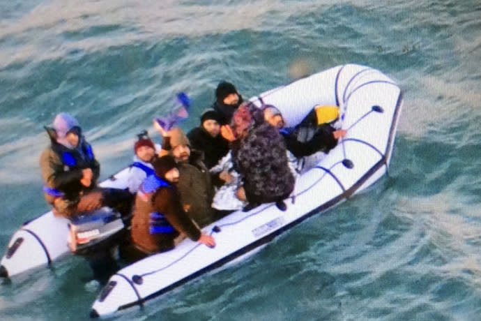 為了阻止移民通過危險的水路從法國到英國，兩國協議加強巡邏。（Photo from AP）