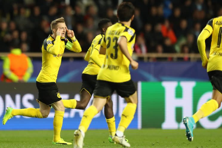 <p>Après un superbe travail de Dembélé, Reus réduit le score et permet à Dortmund de croire à nouveau au miracle, 2-1. (AFP)</p>