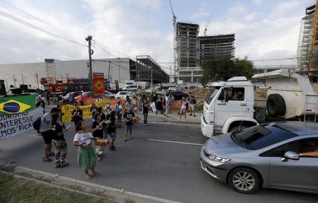 Residents from the Vila Autodromo favela block Abelardo Bueno Avenue during a protest against construction work for the Rio 2016 Olympic Park in Rio de Janeiro April 1, 2015. REUTERS/Sergio Moraes