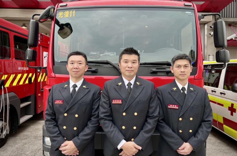 新竹市消防局第二大隊由大隊長葉耿男（中）、副大隊長林靖亞（右）、郭有晉（左）共同擔負鐵路以東及園區一帶的消防安全任務。（圖/記者林照東翻攝）
