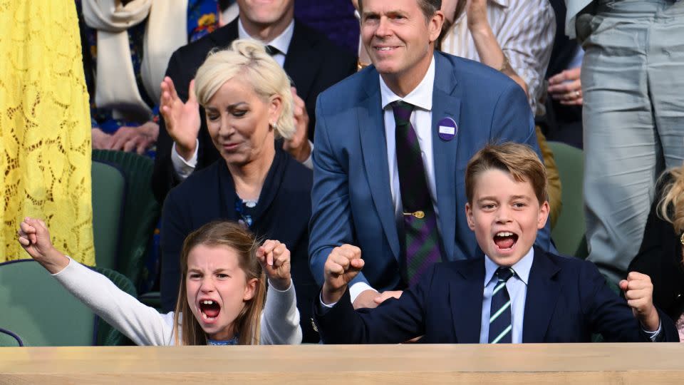 Charlotte y George animan enfáticamente mientras ven la épica final masculina del prestigioso torneo de tenis.  -Karwai Tang/WireImage/Getty Images