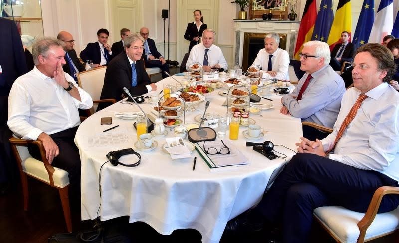 Réunion à Berlin des ministres des Affaires étrangères des six pays fondateurs (France, Allemagne, Italie, Belgique, Pays-Bas et Luxembourg) de la Communauté européenne. Le chef de la diplomatie française, Jean-Marc Ayrault, a plaidé samedi pour une ouverture rapide des négociations sur la sortie du Royaume-Uni de l'UE après le référendum de jeudi, et insisté sur la nécessité de "redonner du sens" à l'Europe sous peine de voir le populisme s'enraciner. /Photo prise le 25 juin 2016/REUTERS/John Macdougall/Pool