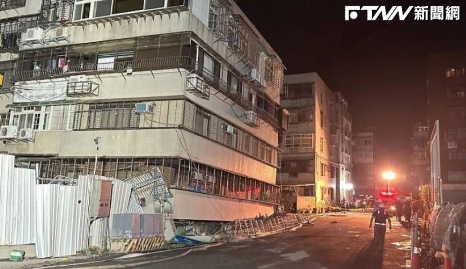 位於台北大直的基泰建設工地「基泰大直」，7日晚間因工程疏失，造成附近民宅嚴重的坍塌事件。（圖／記者爆料網）