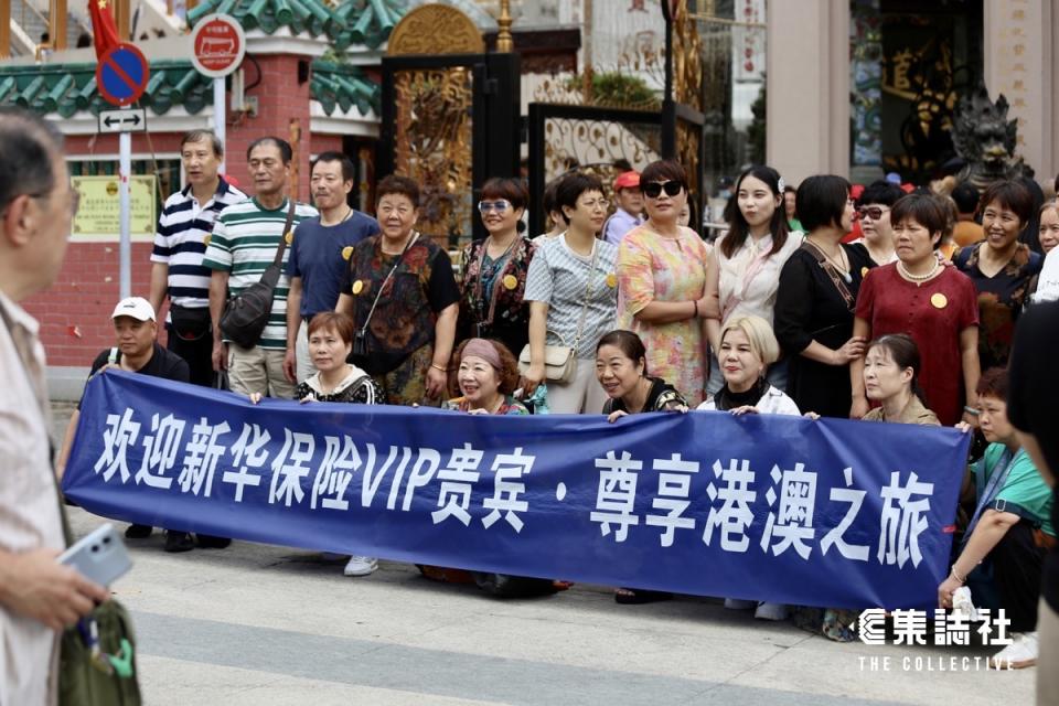 九月前間，內地旅客在黃大仙祠外合照。（資料圖片）