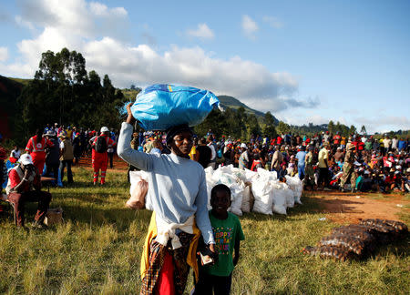 Survivors of Cyclone Idai collect food aid at Ngangu in Chimanimani, Zimbabwe, March 22, 2019. REUTERS/Philimon Bulawayo