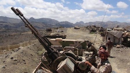 Southern People's Resistance militants loyal to Yemen's President Abd-Rabbu Mansour Hadi man an anti-aircraft machine gun the militia seized from the army in al-Habilin of Yemen's southern province of Lahej March 22, 2015. REUTERS/Nabeel Quaiti