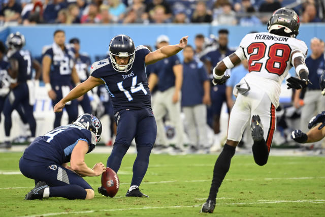 NASHVILLE, TN - AUGUST 20: Tennessee Titans quarterback Malik Willis (7)  attempts to elude the Tampa Bay defenders during the Tampa Bay  Buccaneers-Tennessee Titans Preseason game on August 20, 2022 at Nissan