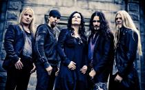 Nach der Trennung von Turunen engagierten Nightwish mit einer Verzögerung von zwei Jahren die schwedische Sängerin Anette Olzon (Bild). 2007 stand sie erstmals mit der Band auf der Bühne. Die heute 51-Jährige sang zuvor bei Alyson Avenue. Sie hatte schon als Kind ihre Liebe für Gesang entdeckt und studierte Musik. (Bild: Ville Akseli Juurikkala / Nuclear Blast)