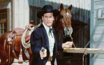 22. Ausgerechnet der Koreakriegsveteran James Garner verlieh dem Genre der Westernkomödie das heiterste und liebenswerteste Gesicht - allein drei Jahre lang als Spieler und Hallodri in der TV-Serie "Maverick". Schlüssel-Western: "Auch ein Sheriff braucht mal Hilfe" (1969), "Latigo" (1970). (Bild: Getty Images / Silver Screen Collection)