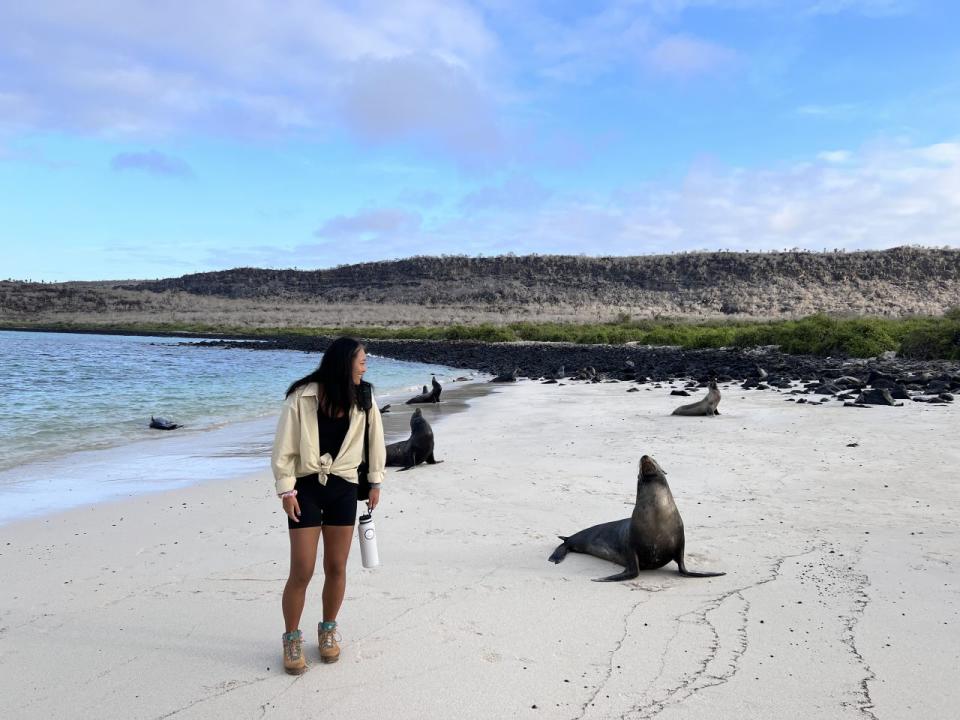 Hu visitando las pintorescas islas Galápagos, en mayo de 2022. Crédito: Nicole Hu
