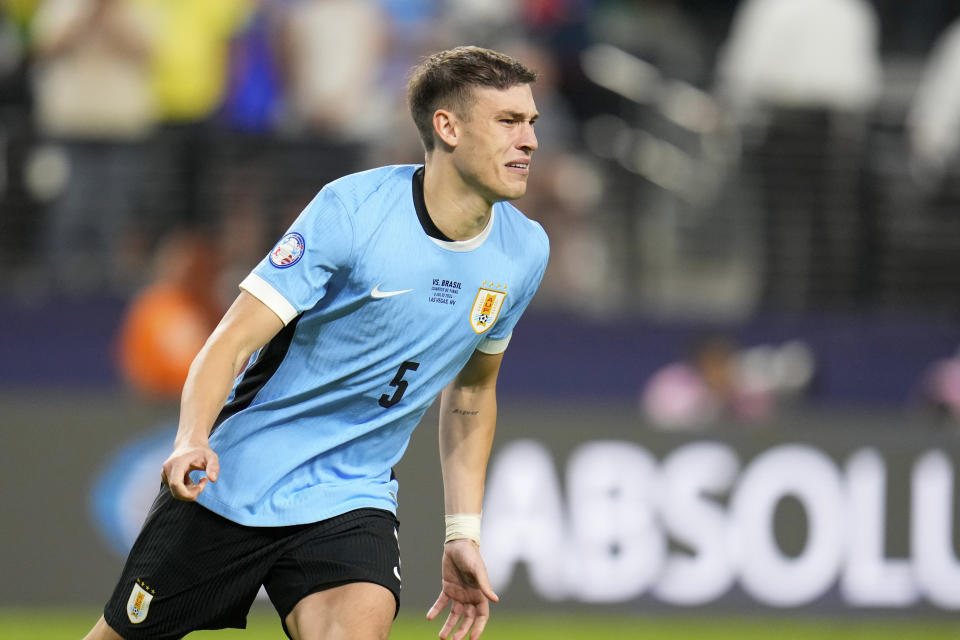 El uruguayo Manuel Ugarte celebra tras convertir el penal decisivo en la tanda frente a Brasil en los cuartos de final de la Copa América, el sábado 6 de julio de 2024. (AP Foto/Julio Cortez)