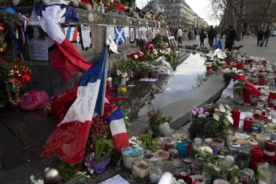 <p>Presque un an jour pour jour après les attentats de Charlie Hebdo et de l’Hyper Cacher, une semaine de commémorations est lancée le 5 janvier en présence de François Hollande. Des plaques commémoratives aux noms des victimes sont dévoilées sur les lieux des attaques. Plusieurs hommages, officiels populaires ou intimes, sont rendus aux 17 personnes ayant perdu la vie lors de ces tragédies. (Photo : AFP)</p>