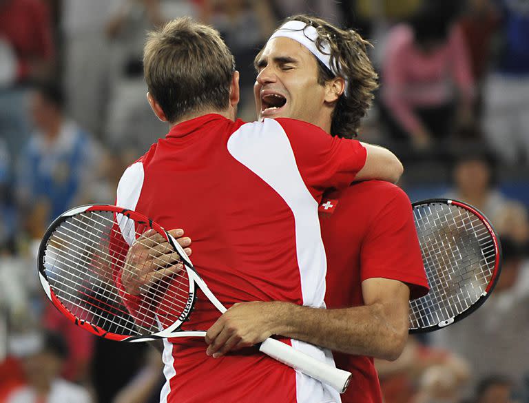 El 15 de agosto de 2008, Roger Federer (derecha) y Stanislas Wawrinka de Suiza celebran después de ganar el oro olímpico en el partido de tenis de dobles masculino contra los suecos Simon Aspelin y Thomas Johansson, en el Olympic Green Tennis Center en Beijing.