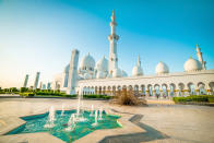 Esta mezquita, considerada una de las más lujosas del mundo por su decoración con piedras preciosas y mármol, se terminó de construir en 2007 en Abu Dabi. Su nombre hace honor al primer presidente de los Emiratos Árabes Unidos, Zayed bin Sultán Al Nahayan, que falleció en 2004. (Foto: Getty Images).