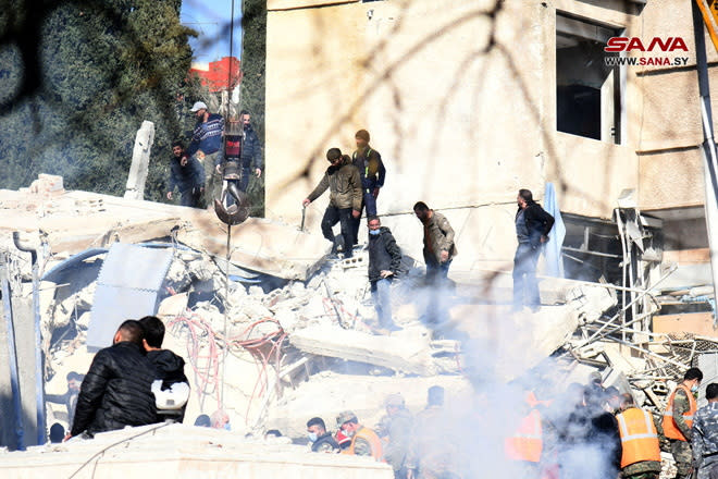 Personas inspeccionan los daños en el lugar de un ataque israelí, según fuentes, en el barrio de Mazzeh de Damasco