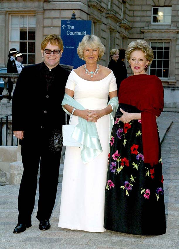 Lily Safra con Elton John y la duquesa de Cornualles en un evento benéfico