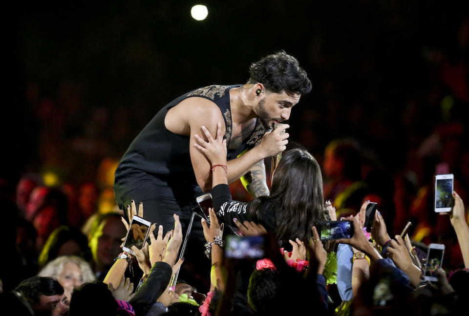 ARCHIVO – En esta fotografía de archivo del 24 de febrero de 2017 el cantante colombiano Maluma durante su presentación en el Festival de la Canción de Viña del Mar, Chile. Maluma estrenará el 5 de junio de 2019 el documental de YouTube Originals “Maluma: Lo que era, lo que soy, lo que seré”. (Foto AP/Esteban Felix, archivo)