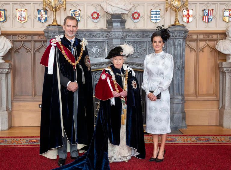 El Rey Felipe VI, la Reina Isabel II de Inglaterra y la Reina Letizia en una foto posterior a la ceremonia de investidura de Don Felipe como Caballero de la Muy Noble Orden de la Jarretera, la máxima distinción que concede la monarquía británica.