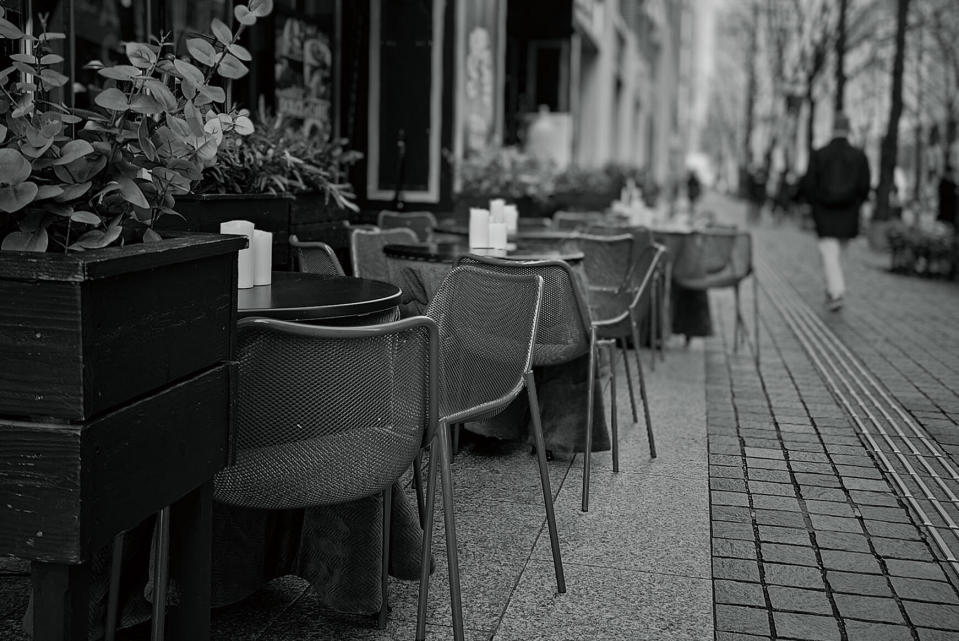 A photo of cafe tables shot on the Leica Letiz Phone 3