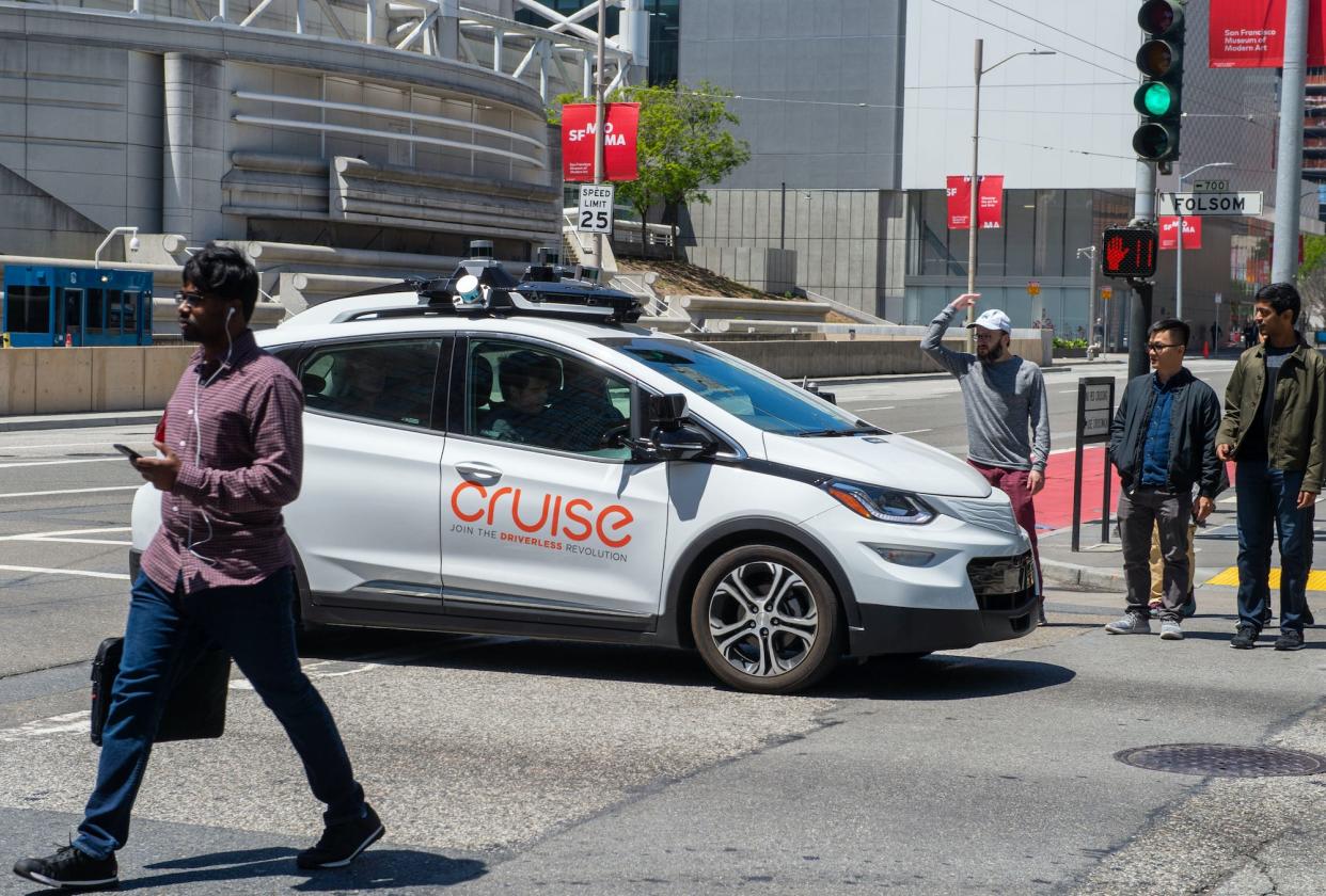 cruise self driving car san francisco people walking