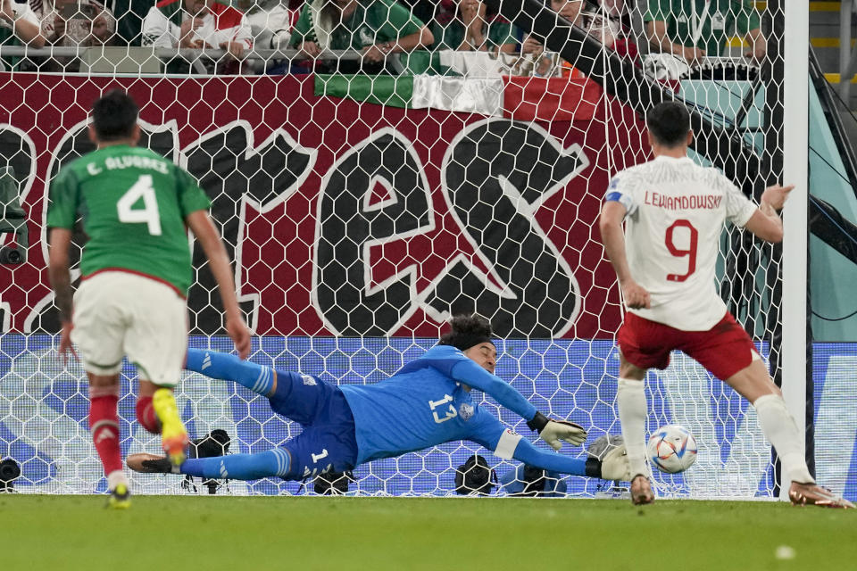 El arquero de México Guillermo Ochoa ataja el penal ejecutado por el polaco Robert Lewandowski en el partido del Grupo C del Mundial, el martes 22 de noviembre de 2022, en Doha, Qatar. (AP Foto/Themba Hadebe)