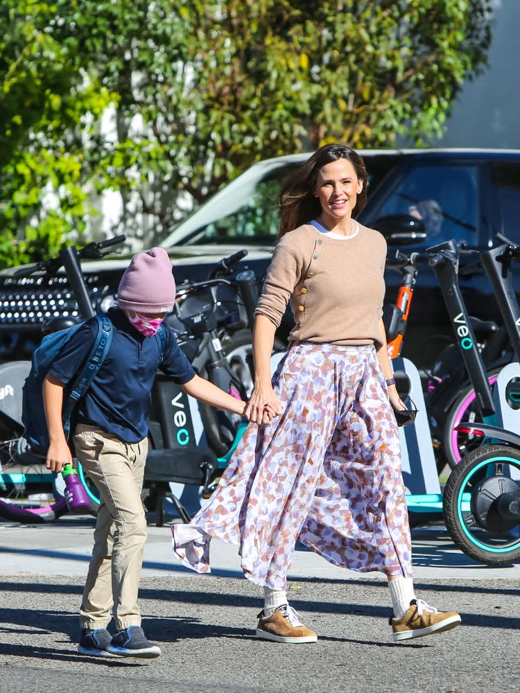 Jennifer Garner and her son Samuel in LA on Oct. 26. - Credit: BG004/Bauergriffin.com / MEGA