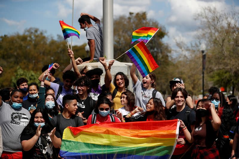 FOTO DE ARCHIVO. Estudiantes de la Escuela Secundaria de Hillsborough protestan contra un proyecto de ley respaldado por los republicanos denominado "No digas gay" que prohibiría la discusión en el aula sobre la orientación sexual y la identidad de género, una medida que los demócratas denunciaron como anti-LGBTQ, en Tampa, Florida, EEUU