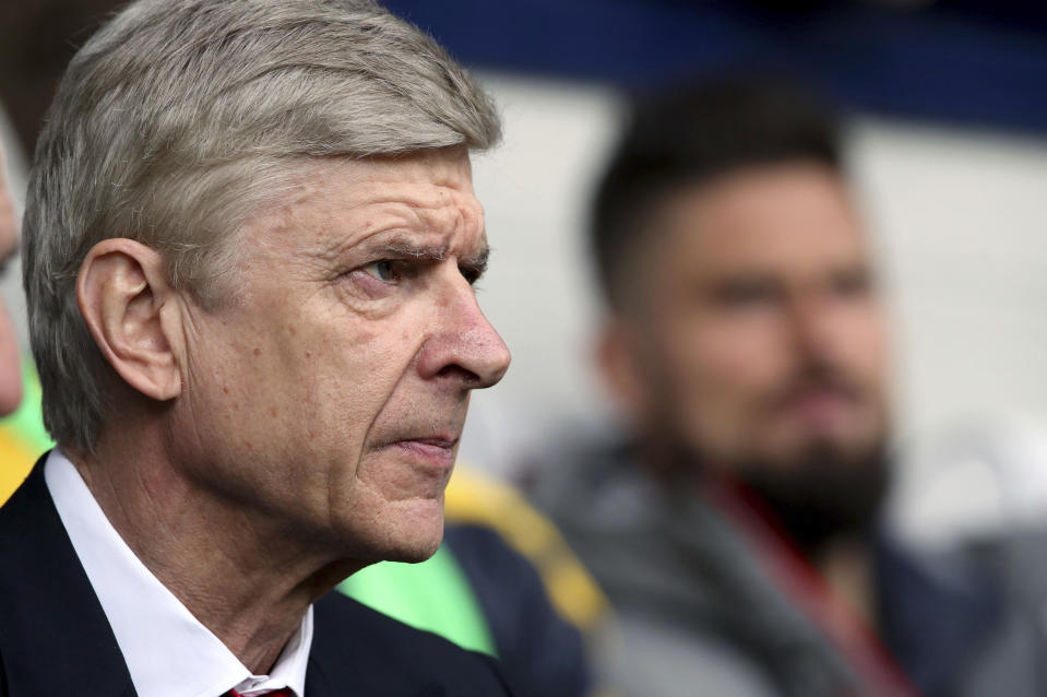 El técnico de Arsenal, Arsene Wenger, observa un partido contra West Bromwich Albion por la liga Premier el sábado, 18 de marzo de 2017, en West Bromwich, Inglaterra. (Nick Potts/PA via AP)