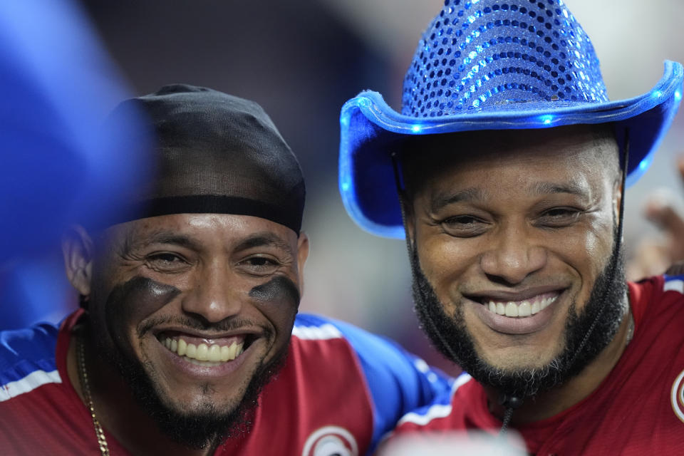 Robinson Canó y Gustavo Núñez, de República Dominicana, festejan un jonrón del primero ante Puerto Rico, el sábado 3 de febrero de 2024, en la Serie del Caribe disputada en Miami (AP Foto/Wilfredo Lee)