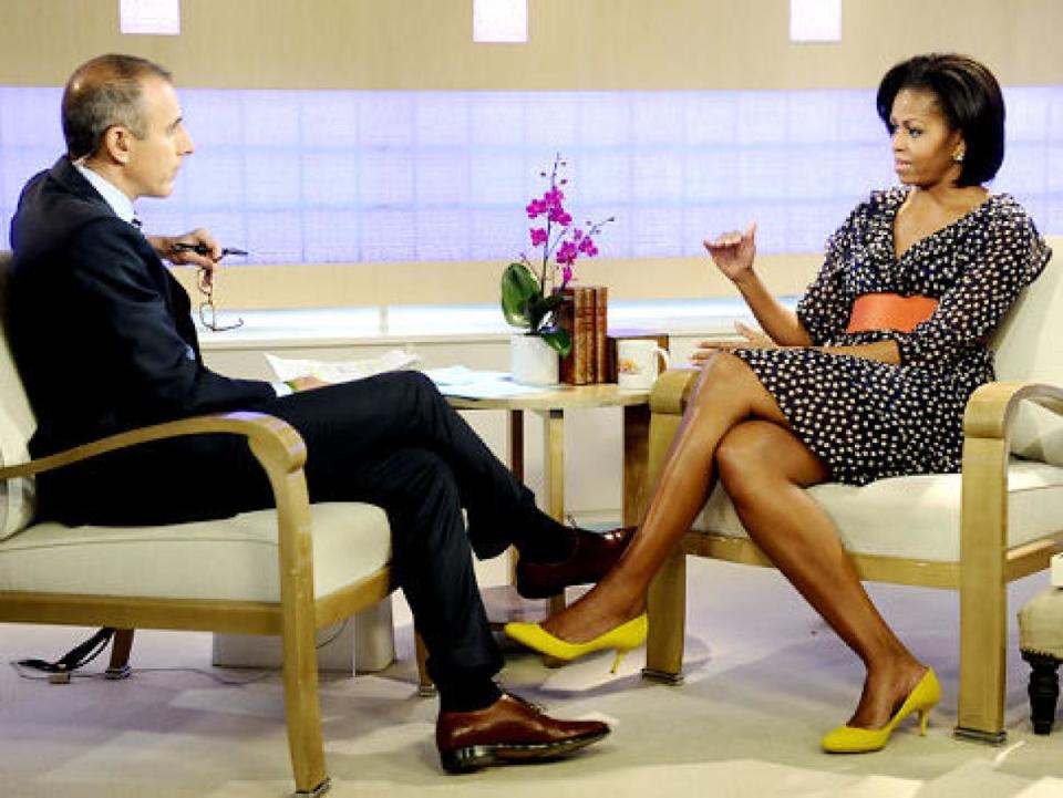 <p>Le 9 février 2011, Michelle Obama répond à des questions sur sa vie quotidienne dans l'émission Today Show sur NBC. Sa tenue, une robe H&M, qui coûte à l'époque moins de 40 dollars et légèrement modifiée par sa styliste au niveau des manches, fait sensation auprès du grand public. (NBC)</p>