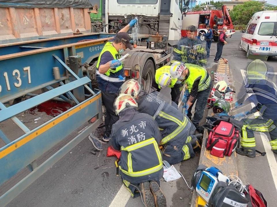 《圖說》警消搶救受傷人員。〈基隆港警總隊提供〉