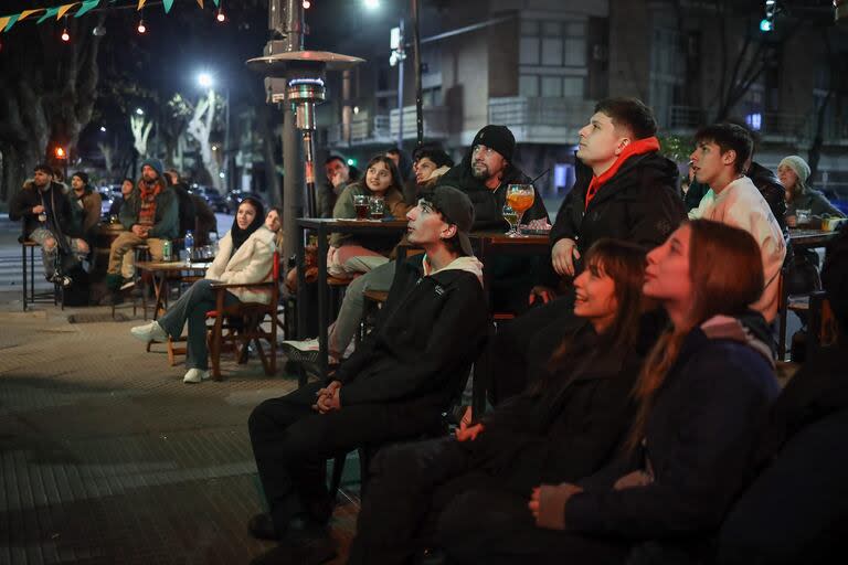 Mirando el partido de Argentina vs Colombia en el Bar Soler en Palermo.