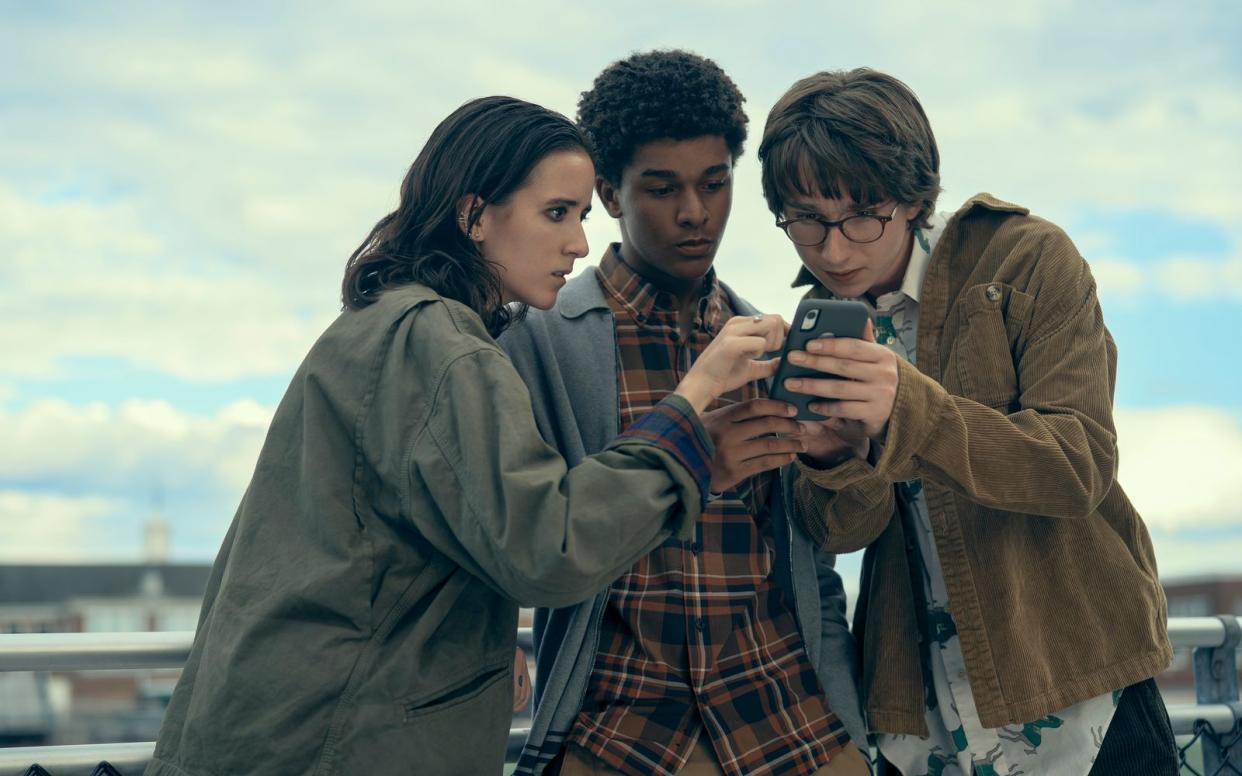Ema (Abby Corrigan), Mickey (Jaden Michael, Mitte) und Spoon (Adrian Greensmith) wollen herausfinden, was wirklich mit den verschwundenen Jugendlichen passiert ist. (Bild: Amazon Studios/Michael Parmelee)