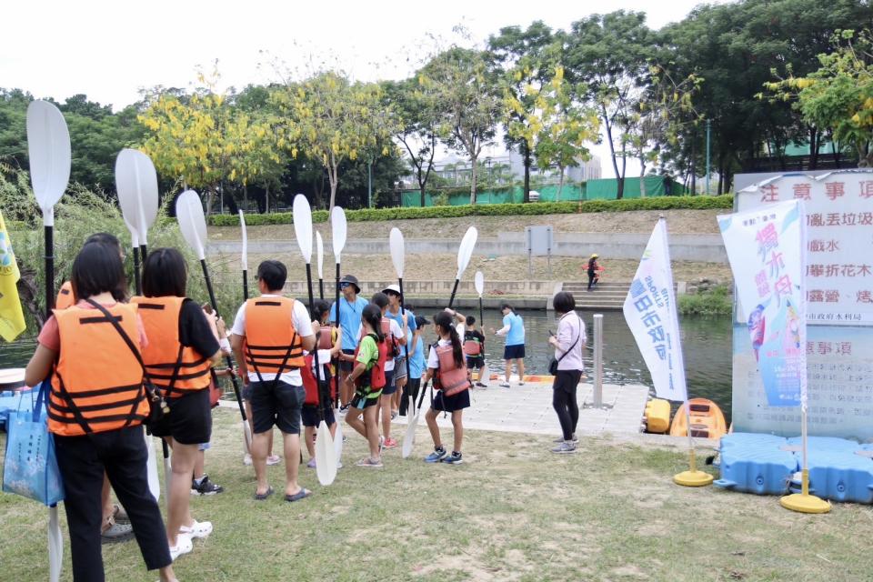 ▲體驗獨木舟運動吸引許多親子及民眾踴躍報名參加。(圖/台中市政府提供)