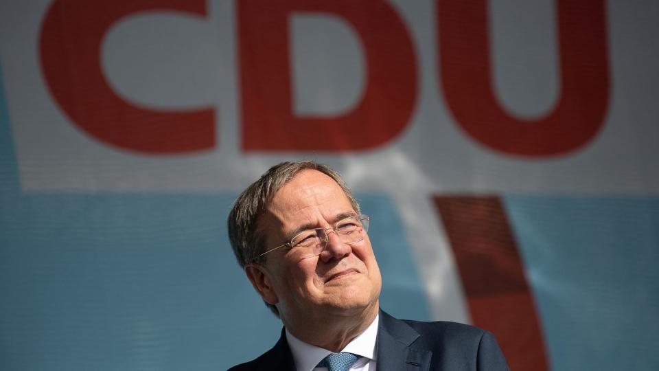 Armin Laschet, Kanzlerkandidat der CDU, steht während einer Wahlkampfveranstaltung der CDU unter dem Partei-Logo.