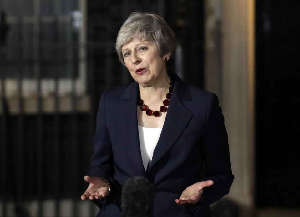 Theresa May spricht nach einer fünfstündigen Beratung zur Presse. (Bild: AP Photo/Matt Dunham)