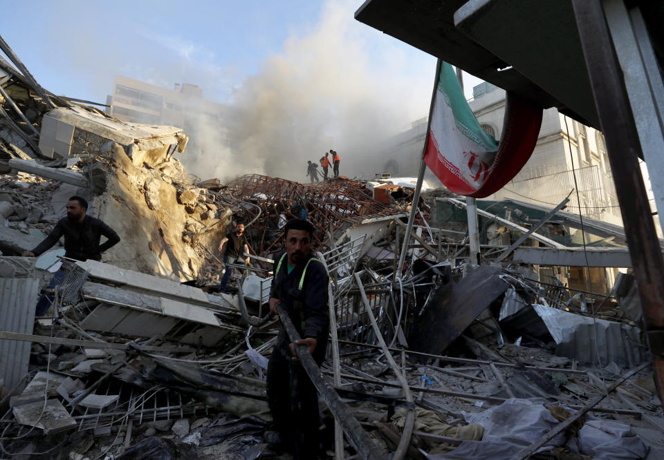 Cuadrillas de rescate trabajan en un edificio derruido por un bombardeo israelí en Damasco, Siria, el lunes 1 de abril de 2024. (AP Foto/Omar Sanadiki)