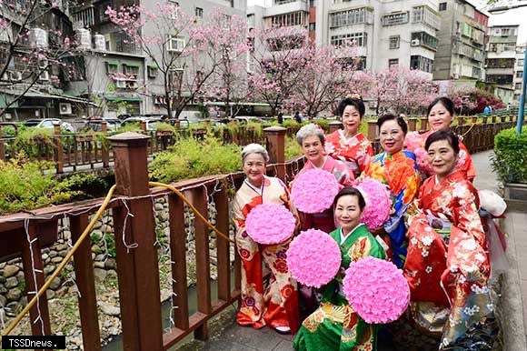 土城希望之河左岸賞櫻夯！吸引民眾搭捷運就能賞櫻美拍一波 。（圖／土城區公所提供）