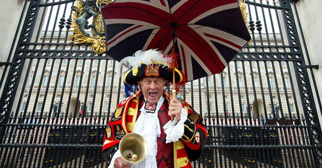 oyal wellwisher Tony Appleton poses outside Buckingham Palace ahead of the Queen's milestone celebration. Source: Getty