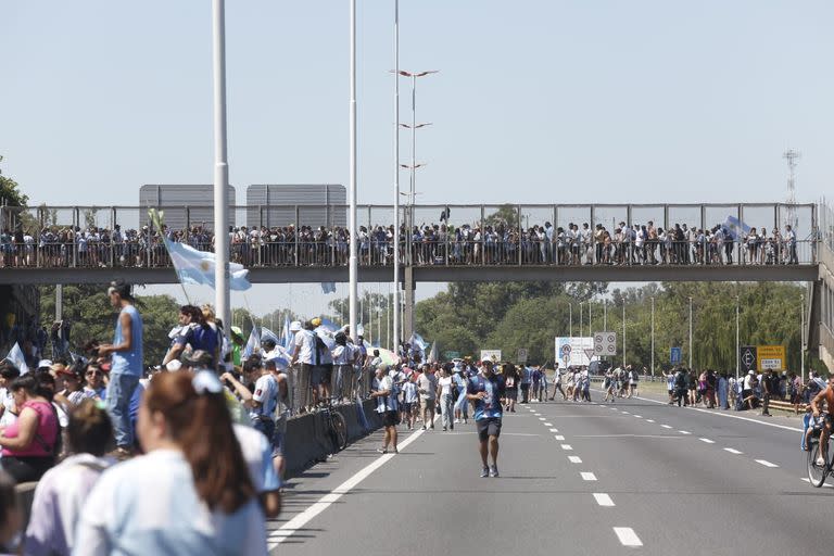 Cientos de personas esperan a la  Selección Argentina de fútbol. Ricchieri a la altura de camino de cintura