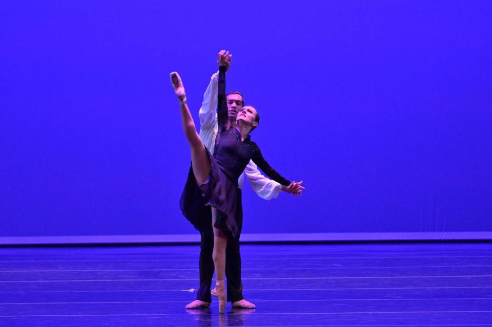 Mary Carmen Catoya y Daniel Panameño (Arts Ballet Theatre of Florida) en “Vertigo” de Vladimir Issaev. 