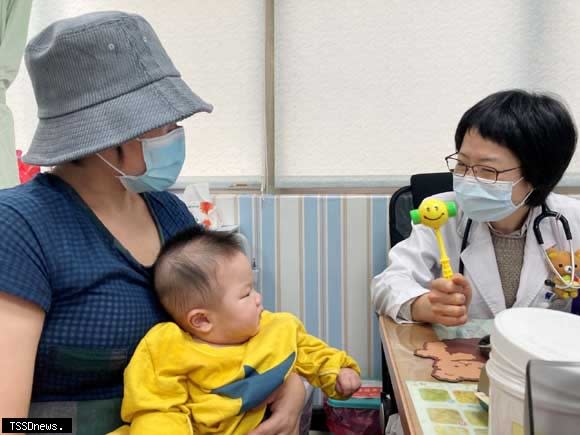嬰幼兒施打腸病毒疫苗示意圖。(南投醫院提供)