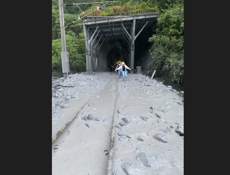 台鐵新自強號今天下午近5時行經花蓮和仁段撞上土石流，列車停在清水隧道內，含司機員共9人輕傷。（中央社／民眾提供）