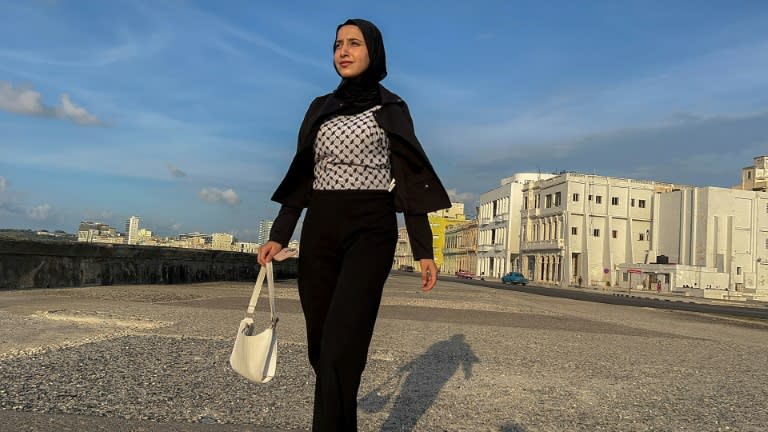 La estudiante palestina de 21 años Samar Alghoul camina por La Habana durante la entrevista con la AFP, el 2 de junio de 2024 en la capital cubana (Adalberto Roque)