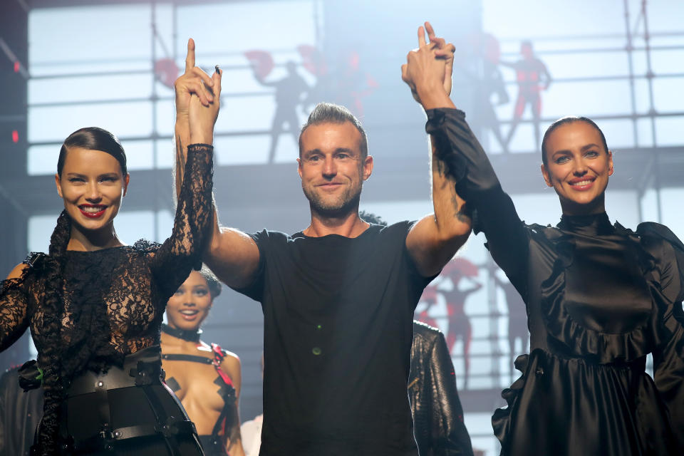 Philipp Plein mit den Supermodels Adriana Lima und Irina Shayk (Bild: JP Yim/Getty Images For NYFW: The Shows)