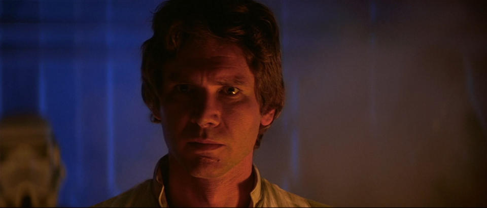 EL IMPERIO CONTRAATACA: En la escena en la que la Princesa Leia admite su amor por Han Solo antes de que el galán quedara atrapado en carbono, la respuesta que Harrison Ford tenía que dar era “soló recuerda eso porque, voy a regresar”. 