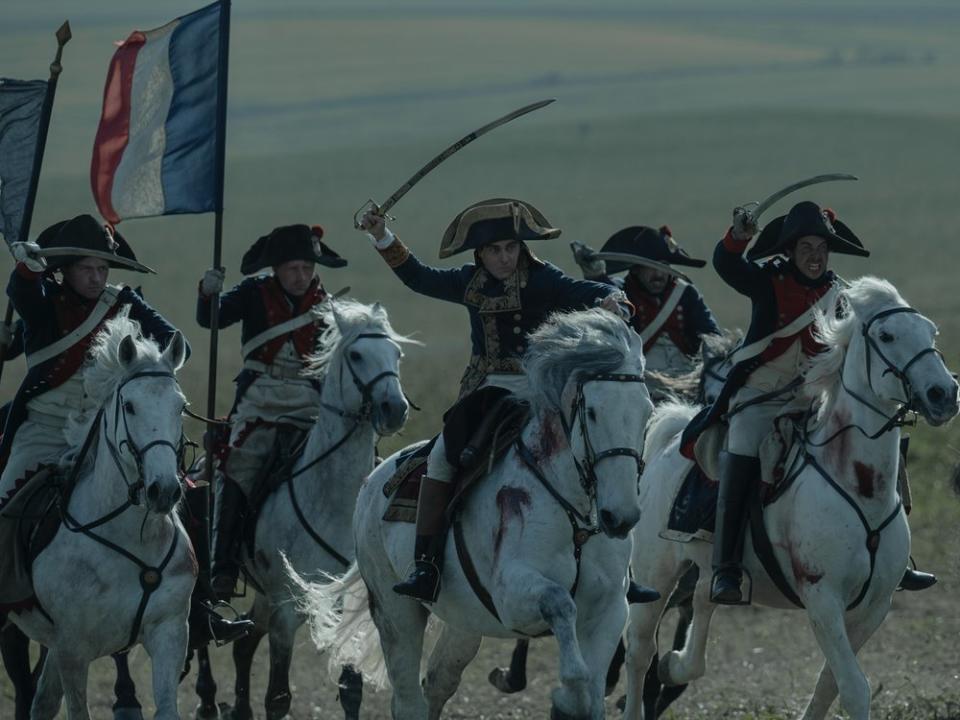 Joaquin Phoenix (Mitte) als "Napoleon" im Kreise seiner Männer. (Bild: Kevin Baker/Apple)