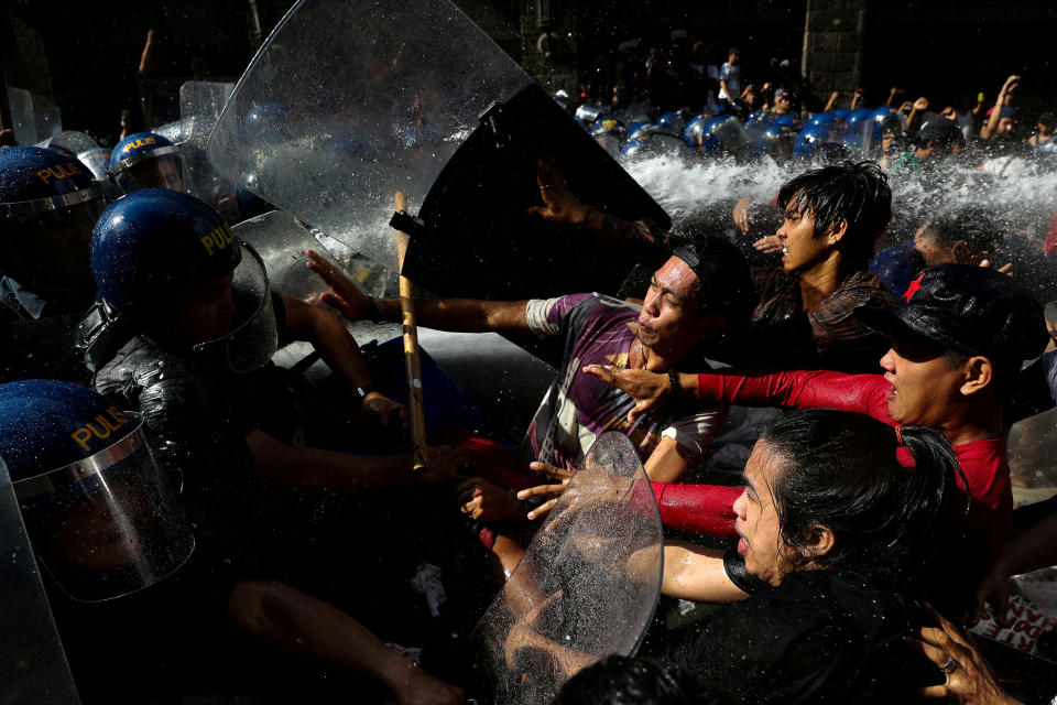 <p>NOV. 12, 2017 – Protesters clash with anti-riot police officers as they try to march towards the U.S. embassy during a rally against U.S. President Donald Trump’s visit, in Manila, Philippines. (Photo: Athit Perawongmetha/Reuters) </p>