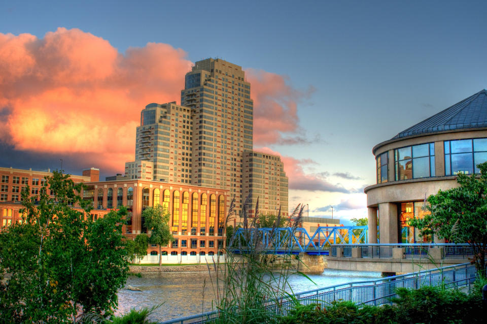 <a href="https://realestate.usnews.com/places/rankings/best-places-to-retire" target="_blank">Grand Rapids scored highly</a> on the U.S. News index for housing affordability, meaning annual costs&nbsp;are comparatively low for both homeowners and renters. For fun, residents might check out the city's <a href="http://www.huffingtonpost.com/brandon-helderop/detroit-can-learn-from-grand-rapids_b_2981627.html">blossoming beer and coffee scenes</a>.